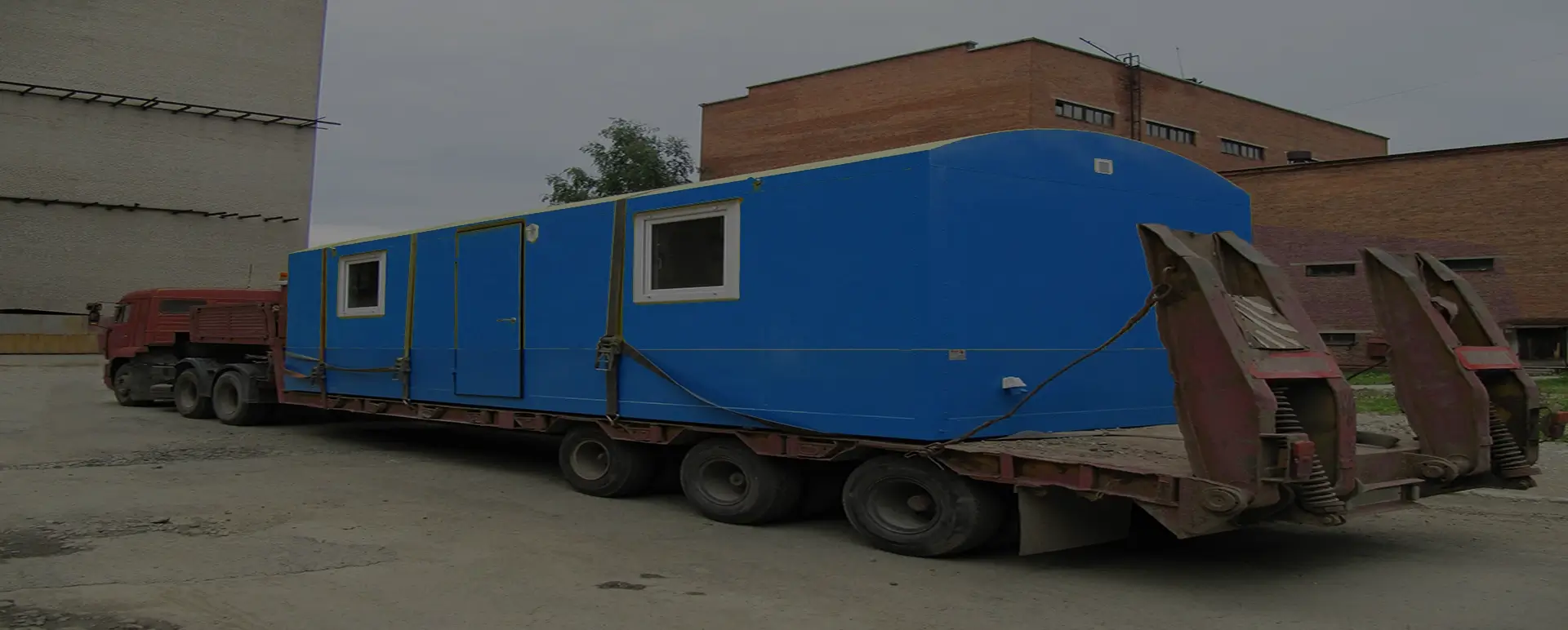 Заказать безопасную и качественную перевозку вагон домов и блок комнат по России из Бриньковской специализированными низкорамными тралами